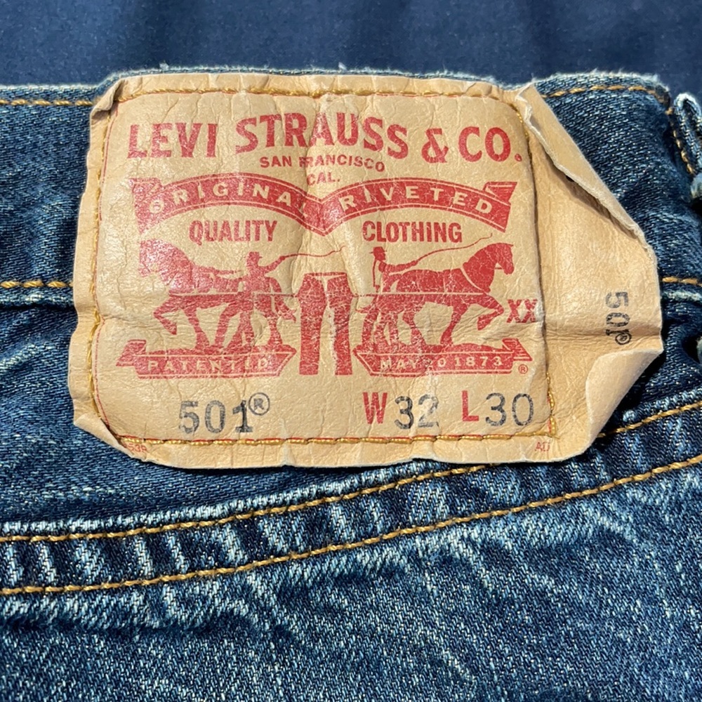 Levi’s 501 Button Fly Dark Wash Jeans - Picture 11 of 11